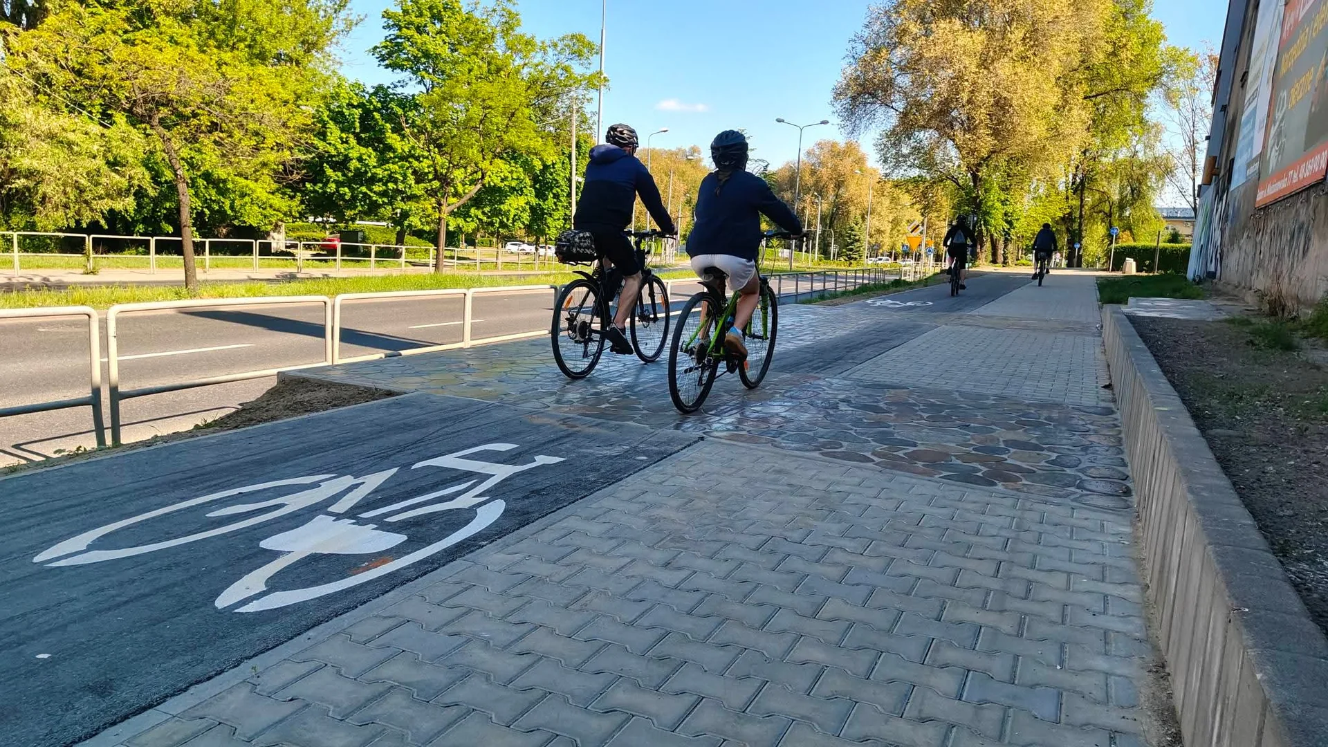 Rowerzyści na drodze rowerowej w Radomiu