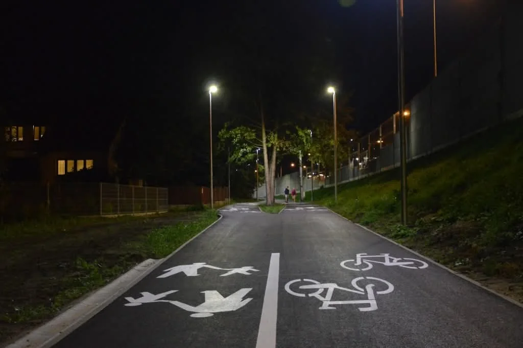 Oświetlona droga rowerowa nocą