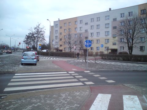 Radom. Słupki na drodze rowerowej, skrzyżowanie Grzecznarowskiego/PCK Radom. Słupki na drodze rowerowej, skrzyżowanie Grzecznarowskiego/PCK