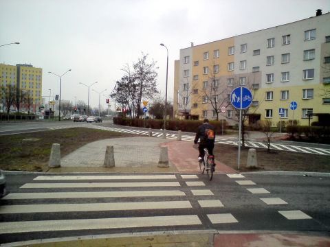 Radom. Słupki na drodze rowerowej, skrzyżowanie Grzecznarowskiego/PCK Radom. Słupki na drodze rowerowej, skrzyżowanie Grzecznarowskiego/PCK
