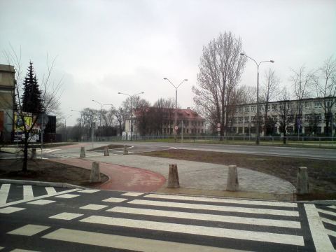 Radom. Słupki na drodze rowerowej, skrzyżowanie Grzecznarowskiego/PCK Radom. Słupki na drodze rowerowej, skrzyżowanie Grzecznarowskiego/PCK
