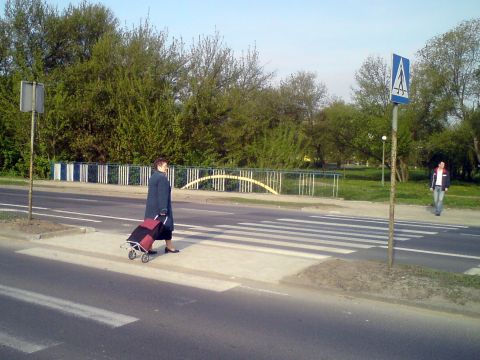 Radom. Obniżone krawęźniki przy przejściu na ul. Szarych Szeregów Radom. Obniżone krawęźniki przy przejściu na ul. Szarych Szeregów