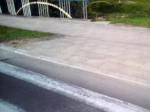 Radom. Obniżone krawęźniki przy przejściu na ul. Szarych Szeregów Radom. Obniżone krawęźniki przy przejściu na ul. Szarych Szeregów