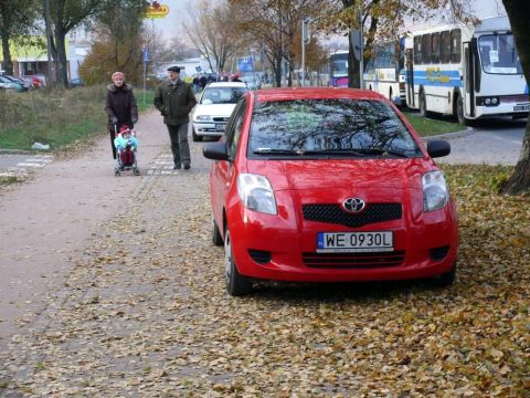 Radom. Ul. Maratońska - chodnik w roli parkingu Radom. Ul. Maratońska - chodnik w roli parkingu