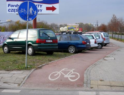 Radom. Ul. Maratońska - trawnik w roli parkingu Radom. Ul. Maratońska - trawnik w roli parkingu