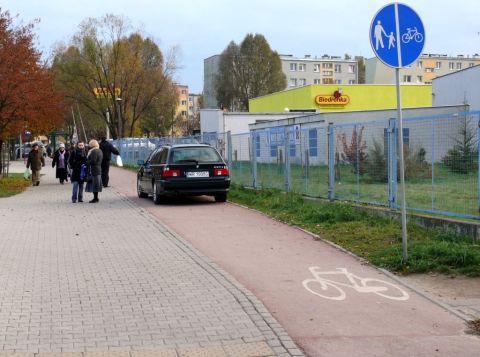 Radom. Ul. Maratońska - ścieżka w roli parkingu Radom. Ul. Maratońska - ścieżka w roli parkingu