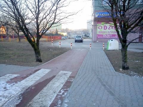 Radom. Droga rowerowa przy al. Grzecznarowskiego rozjeżdżana przez kierowców Radom. Droga rowerowa przy al. Grzecznarowskiego rozjeżdżana przez kierowców