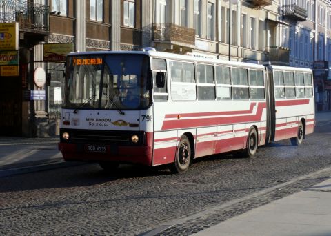 Radom. Autobus linii 7 na ul. Żeromskiego