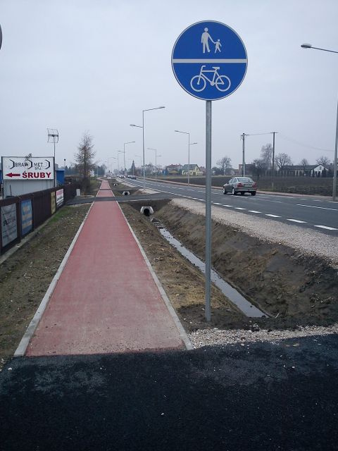 Radom. Ulica Słowackiego, niewymiarowy ciąg pieszo-rowerowy