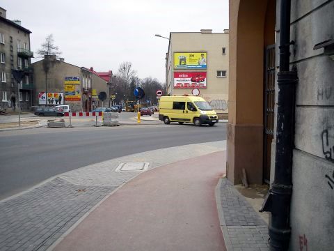 Radom. Mur w skrajni drogi dla rowerów na ul. Kelles-Krauza Radom. Mur w skrajni drogi dla rowerów na ul. Kelles-Krauza