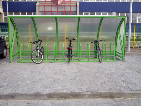 Radom. Niefunckjonalny parking rowerowy przy stacji kolejowej Radom. Niefunckjonalny parking rowerowy przy stacji kolejowej