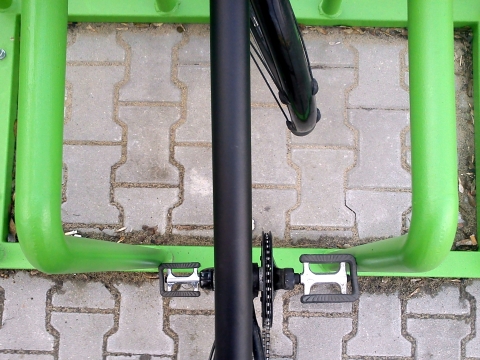 Radom. Niefunckjonalny parking rowerowy przy stacji kolejowej Radom. Niefunckjonalny parking rowerowy przy stacji kolejowej