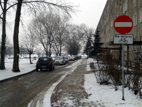 Radom. Osiedle Ustronie, jednokierunkowa uliczka osiedlowa dwukierunkowa dla rowerzystów Radom. Osiedle Ustronie, jednokierunkowa uliczka osiedlowa dwukierunkowa dla rowerzystów