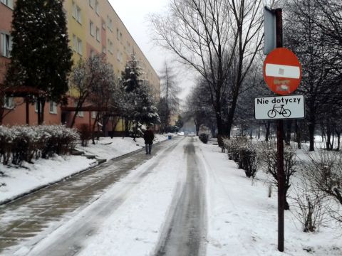 Radom. Osiedle Ustronie, jednokierunkowa uliczka osiedlowa dwukierunkowa dla rowerzystów Radom. Osiedle Ustronie, jednokierunkowa uliczka osiedlowa dwukierunkowa dla rowerzystów