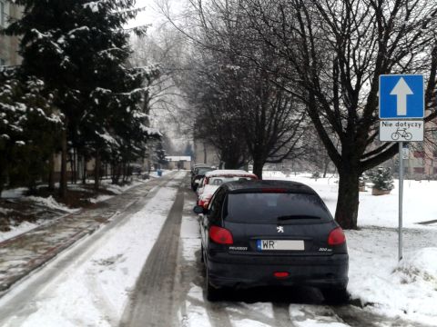 Radom. Osiedle Ustronie, jednokierunkowa uliczka osiedlowa dwukierunkowa dla rowerzystów Radom. Osiedle Ustronie, jednokierunkowa uliczka osiedlowa dwukierunkowa dla rowerzystów