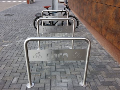 Radom. Stojaki rowerowe, Radomskie Hale Mięsne, Wernera 10a Radom. Stojaki rowerowe, Radomskie Hale Mięsne, Wernera 10a