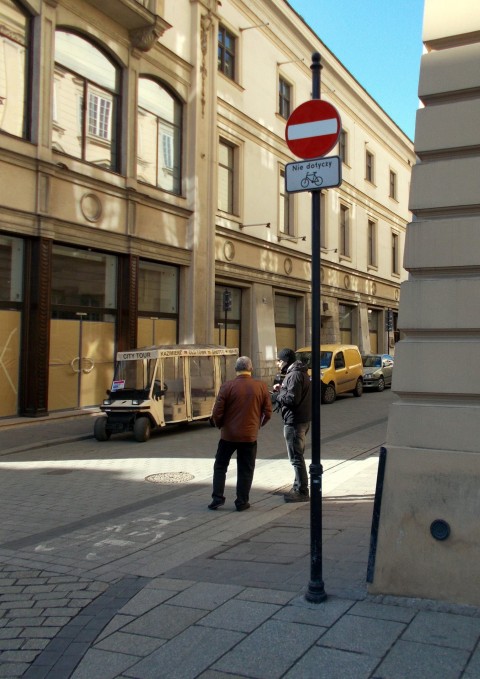 Kraków. Mini znaki drogowe