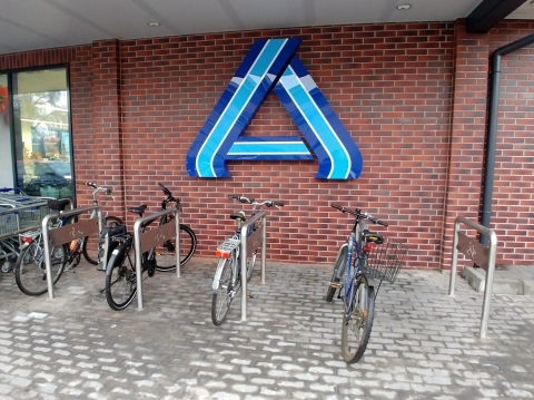 Radom. Stojaki dla rowerów. Aldi, Mireckiego Radom. Stojaki dla rowerów. Aldi, Mireckiego