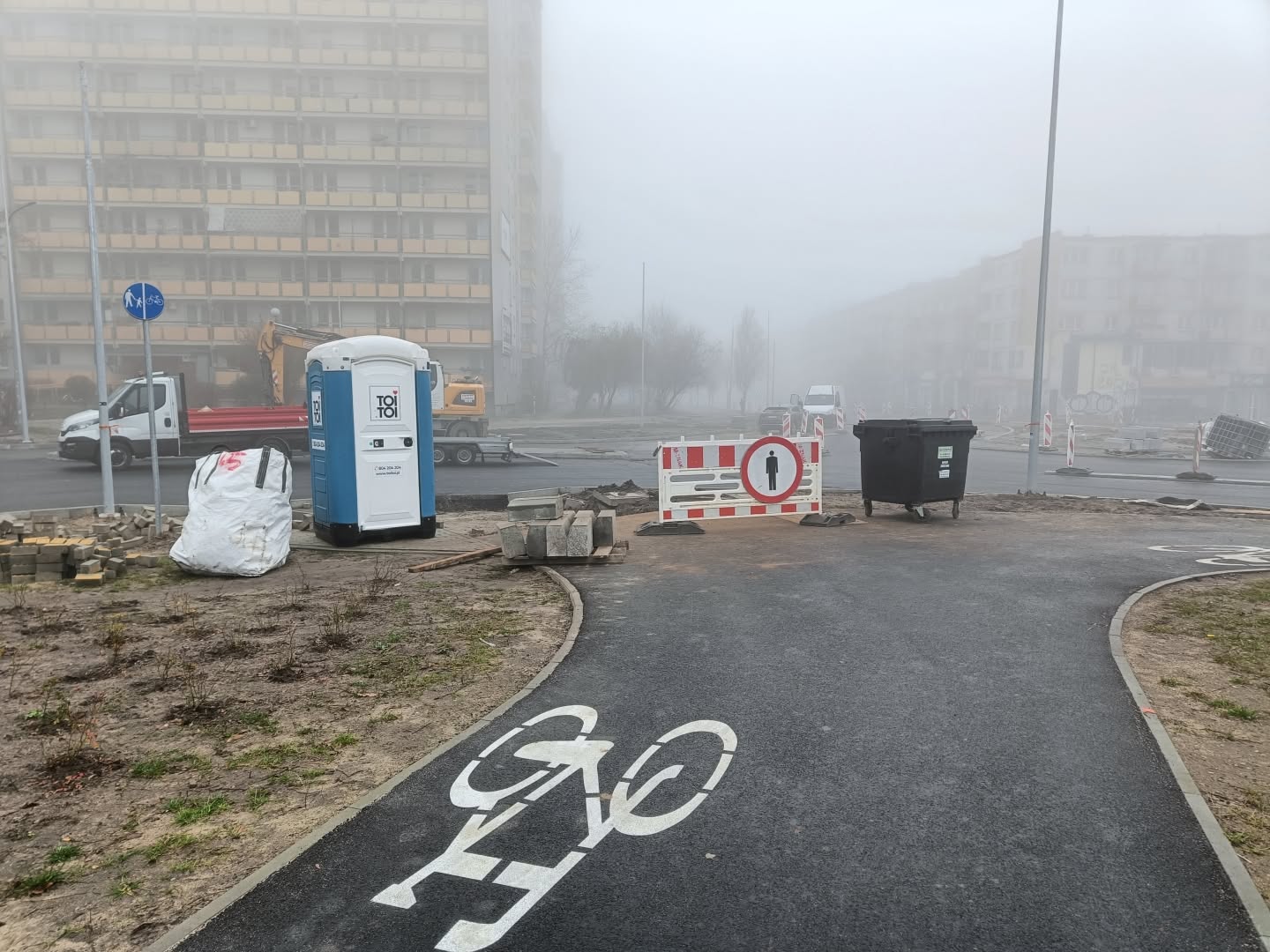 Obok trasy NS w Radomiu budują drogi dla rowerów.