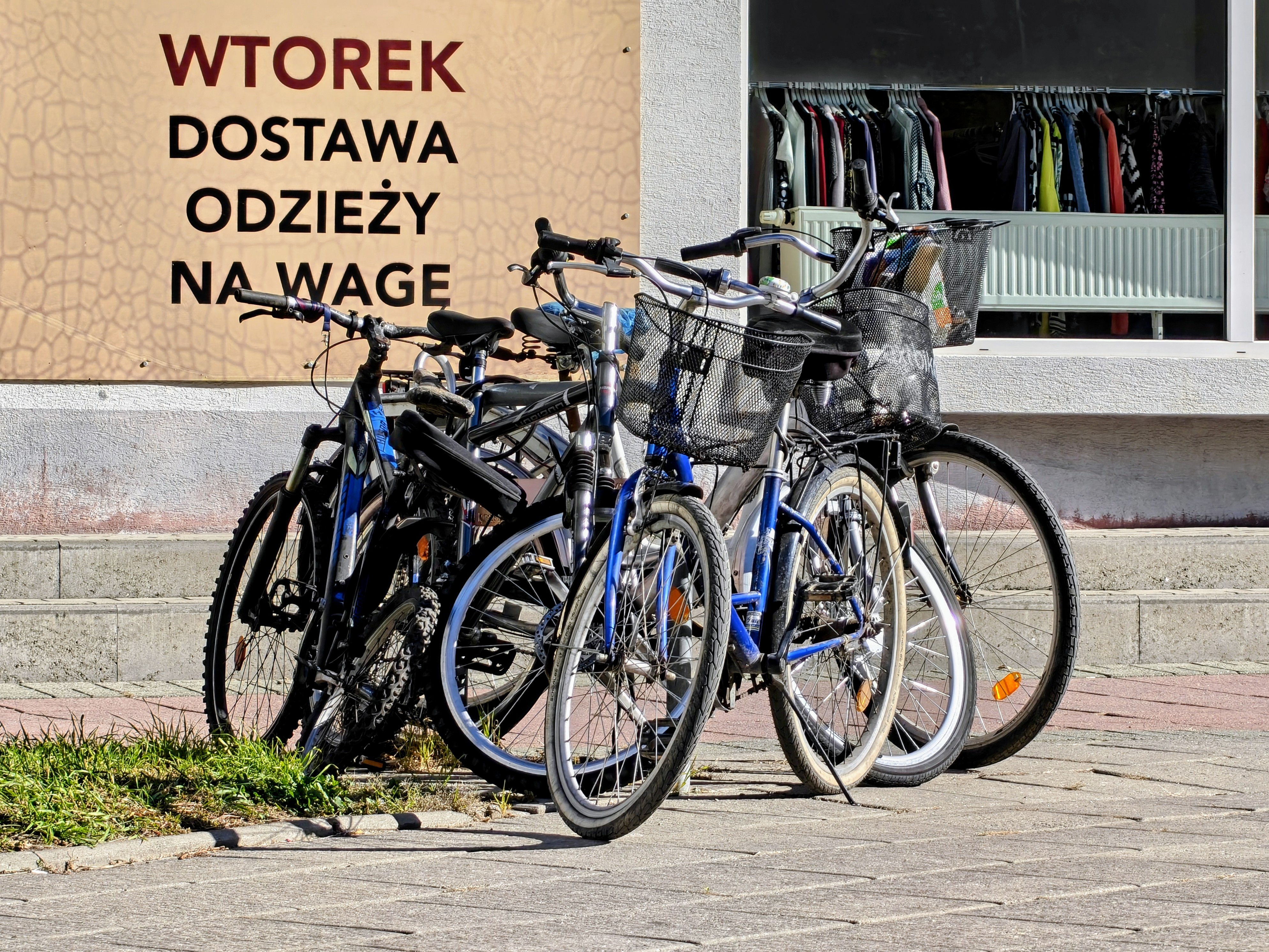 Sześć rowerów przy jednym stojaku. W Radomiu brakuje miejsc do parkowania rowerów