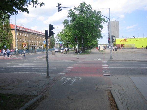 Tak powinien wyglądać prawidłowo oznakowany przejazd dla rowerów.