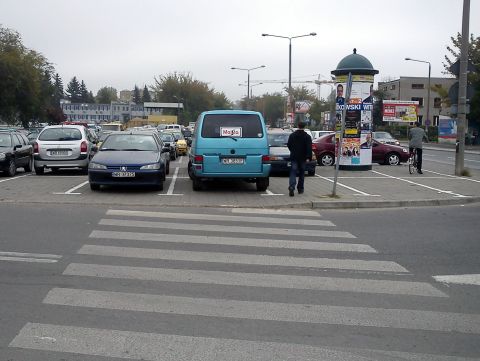 Radom. Nielegalne miejsca parkingowe na przejściu dla pieszych Radom. Nielegalne miejsca parkingowe na przejściu dla pieszych