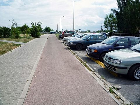 Radom, ul. Wierzbicka - ograniczniki parkowania przy drodze dla rowerów