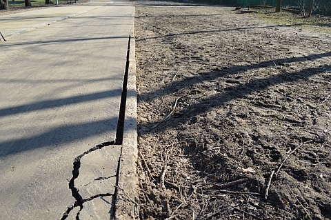 Radom. Zniszczona droga rowerowa w Parku Ustronie