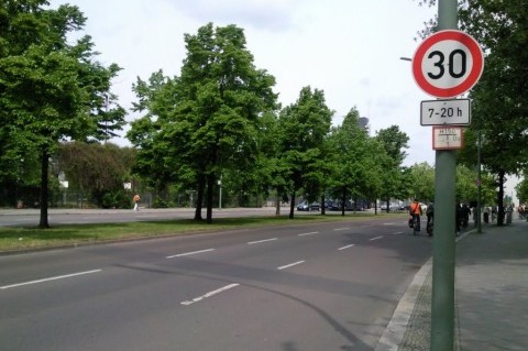 Kluczem do sukcesu nie jest budowa dróg rowerowych, lecz uspokojenie ruchu. W Berlinie 80% długości sieci ulicznej objęte jest ograniczeniem prędkości 30 km)h Kluczem do sukcesu nie jest budowa dróg rowerowych, lecz uspokojenie ruchu. W Berlinie 80% długości sieci ulicznej objęte jest ograniczeniem prędkości 30 km)h
