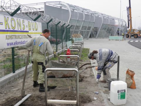 Radom. Stojaki rowerowe przed terminalnem portu lotniczego. Airport Radom, bicycle parking rack Radom. Stojaki rowerowe przed terminalnem portu lotniczego. Airport Radom, bicycle parking rack