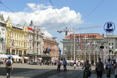 Zagrzeb. Przystanek tramwajowy na środku głównego placu Zagrzeb. Przystanek tramwajowy na środku głównego placu