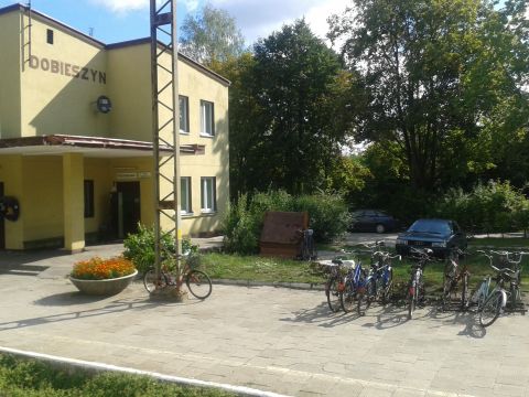 Linia kolejowe nr 8, rowery na stacji kolejowej Dobieszyn Linia kolejowe nr 8, rowery na stacji kolejowej Dobieszyn