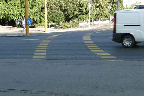 Gyor. Wjazd i zjazd dla rowerów z deptaka na główną ulicę w mieście Gyor. Wjazd i zjazd dla rowerów z deptaka na główną ulicę w mieście