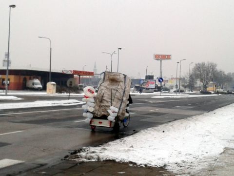 Radom. Ulica Szarych Szeregów, rower dostawczy w akcji