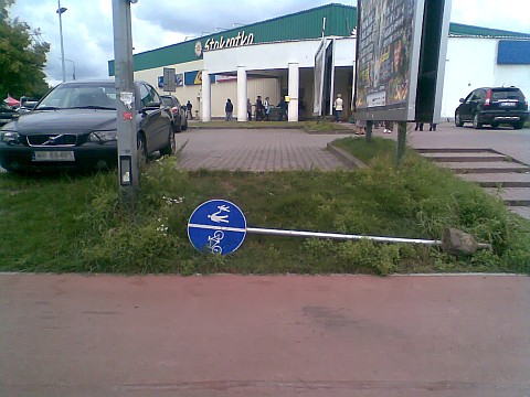 Poległy znak drogowy przy Grzecznarowskiego, Radom Poległy znak drogowy przy Grzecznarowskiego, Radom