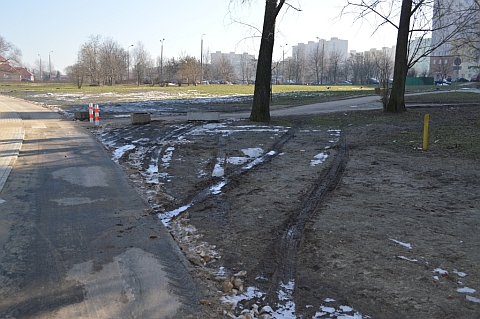 Radom. Zniszczona droga rowerowa w Parku Ustronie