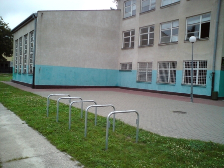 Radom. Stojaki rowerowe w trawie Radom. Stojaki rowerowe w trawie