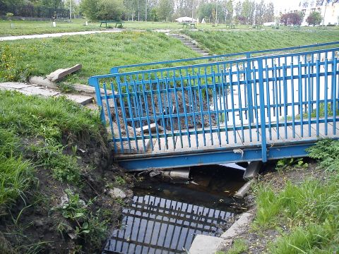Radom. Zawalony mostek przy stawie na ul. Jana Pawła II