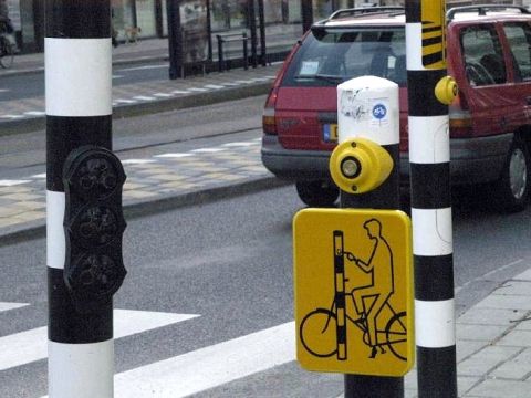 Amsterdam. Tabliczki przy przejeździe rowerowym Amsterdam. Tabliczki przy przejeździe rowerowym