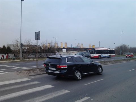 Radom. Ulica Szarych Szeregów przystnek zlokalizowany przed przejściem dla pieszych Radom. Ulica Szarych Szeregów przystnek zlokalizowany przed przejściem dla pieszych