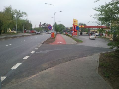 Radom. Ul. Warszawska, fuszerki na drodze rowerowej