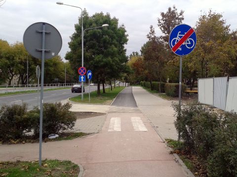 Radom. Dobudowany brakujący fragment drogi rowerowej na ul. Warszawskiej