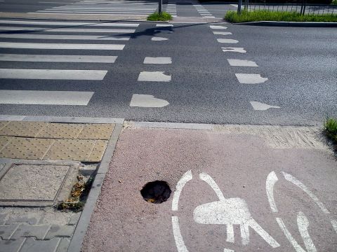 Radom. Dziura przy przejeździe rowerowym w al. Grzecznarowskiego