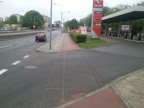 Radom. Ul. Warszawska, fuszerki na drodze rowerowej