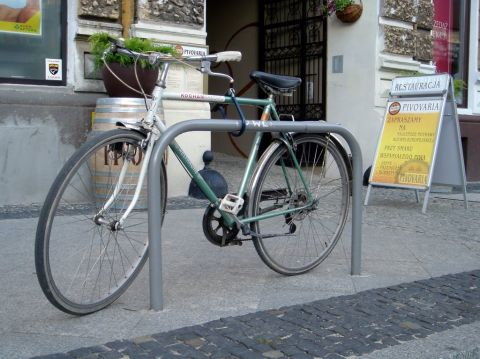Radom. Stojak rowerowy na ul. Moniuszki