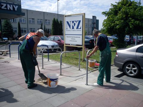 Radom. Stojaki rowerowe przed szpitalem na Józefowie
