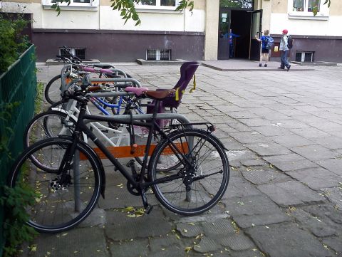 Radom. Parking rowerowy przed szkołą podstawową 31, PSP 31