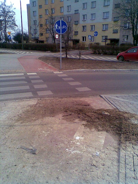 Piasek i brud na drodze dla rowerów - Radom, ul. PCK Piasek i brud na drodze dla rowerów - Radom, ul. PCK