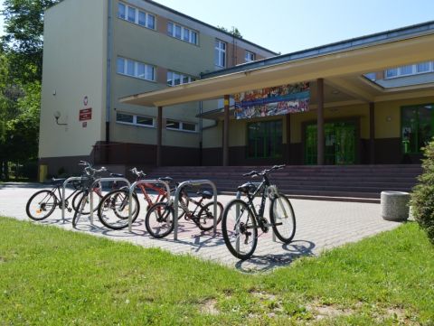Radom. Stojaki rowerowe, publiczna szkoła podstawowa nr 34, bicycle parking rack ul. Miła