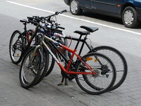 Radom. Stojak rowerowy na ul. Żeromskiego Radom. Stojak rowerowy na ul. Żeromskiego